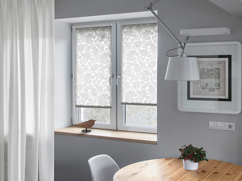 Монтаж рулонной шторы на створку окна - изображение 1 - заказать онлайн в салоне штор Benone в Черноголовке